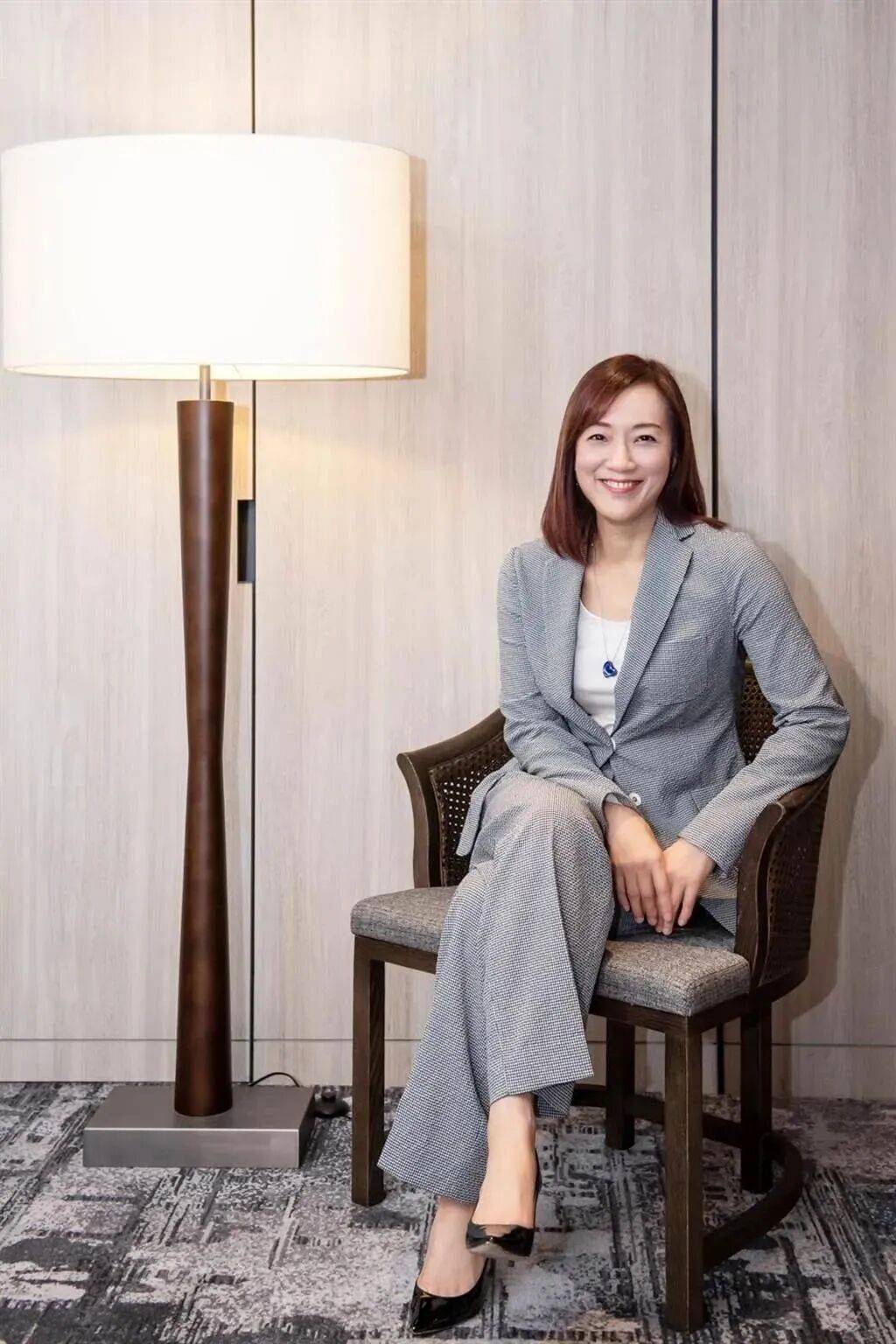 豪掷超4000万买豪宅！“玉女歌手”勇闯金融圈，又干出一个隐形富婆